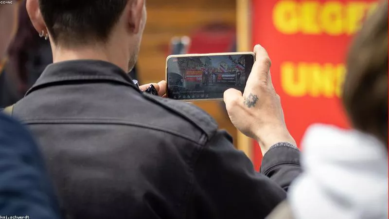 TikToker Áo Trong Suốt: Chiêu Hút View Hay Phản Cảm?