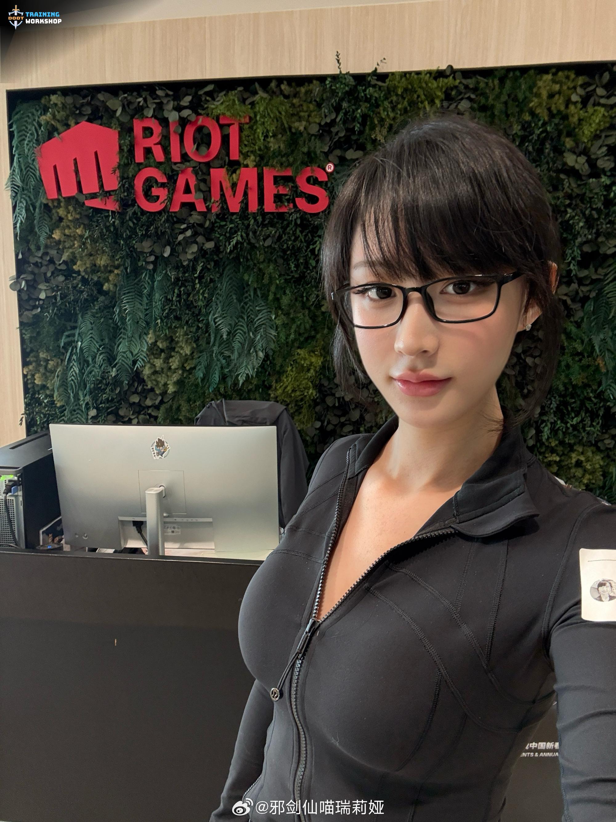 Tóm Tắt Sức Hút Của Nữ Streamer LMHT và Tình Huống Hài Hước của BLV Văn Tùng.